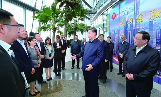 2018年11月6日至7日，中共***總書(shū)記、國家主席、***軍委主席習近平在上?？疾?。這是6日上午，習近平在上海中心大廈22層的陸家嘴金融城黨建服務(wù)中心，同正在聯(lián)合開(kāi)展主題黨日活動(dòng)的企業(yè)黨員親切交談。 新華社記者 謝環(huán)馳/攝