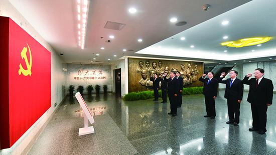 2017年10月31日，中共***總書(shū)記、國家主席、***軍委主席習近平帶領(lǐng)中共***政治局常委李克強、栗戰書(shū)、汪洋、***、趙樂(lè )際、韓正，瞻仰上海中共一大會(huì )址和浙江嘉興南湖紅船。這是31日上午，在上海中共一大會(huì )址紀念館，習近平帶領(lǐng)其他中共***政治局常委同志一起重溫入黨誓詞。 新華社記者 李濤/攝