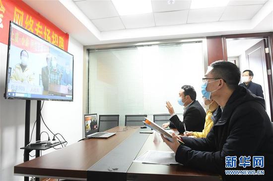  3月11日，在浙江省紹興市上虞區人社局，上虞區用人企業(yè)和四川省小金縣務(wù)工人員進(jìn)行網(wǎng)絡(luò )專(zhuān)場(chǎng)招聘。新華社記者 翁忻旸 攝