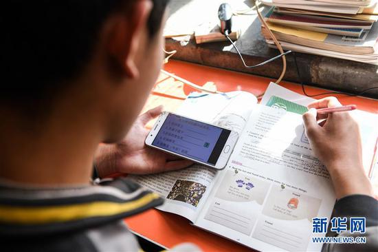  3月10日，內蒙古準格爾旗龍口鎮紅樹(shù)梁村的初一學(xué)生劉進(jìn)才在家中上網(wǎng)課。&nbsp;新華社記者 劉磊 攝