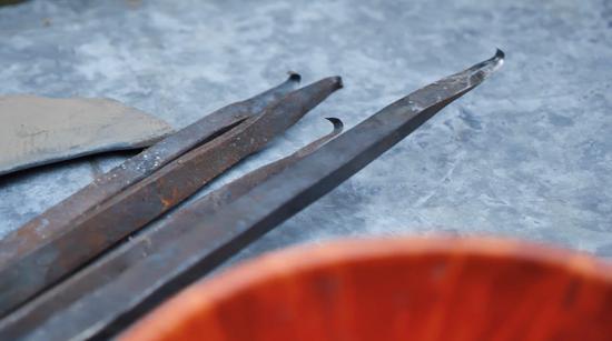 扎西巴珠自制的各種刀頭。新華網(wǎng) 旦增努布攝