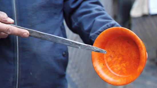 扎西巴珠演示木碗制作工藝。新華網(wǎng) 旦增努布攝