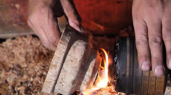 扎西巴珠演示木碗制作工藝。新華網(wǎng) 旦增努布攝